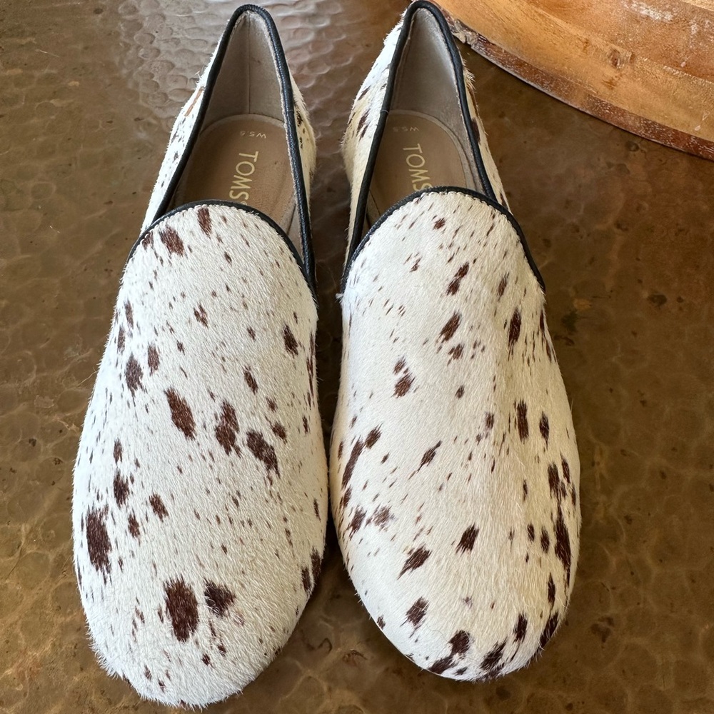 Toms Darcy Flats 
Birch Spotted Cow print
Size 5.5
Brand new, never worn